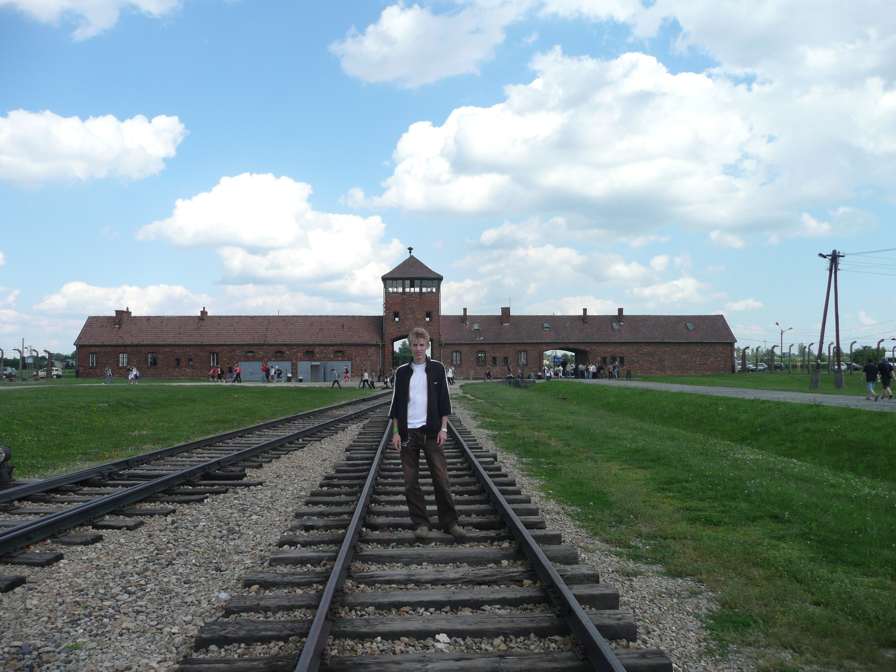 Birkenau vstupní brána.JPG